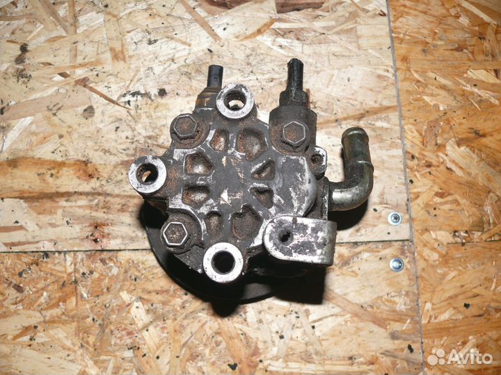 Насос гур Toyota Avensis 2001 г 1,8 л 1ZZ