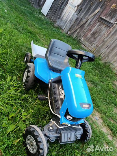 Синий трактор с прицепом