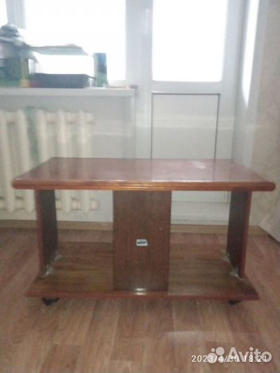 Журнальный столик полированный на колëсиках