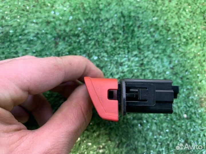 Кнопка аварийной сигнализации Kia Sportage G4KD