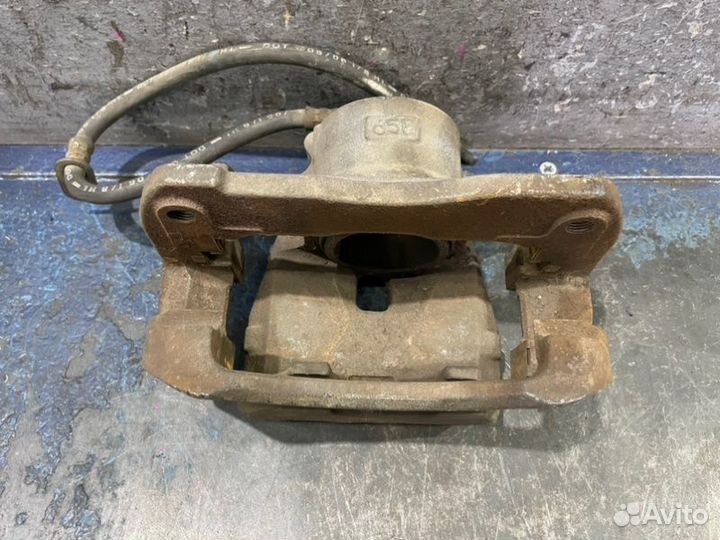 Суппорт передний левый Toyota Camry V40