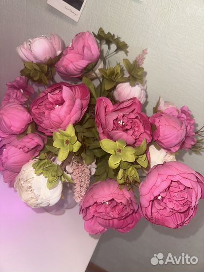 Ваза с искусственными цветами