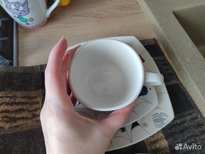 Кружки, тарелки. Посуда детская