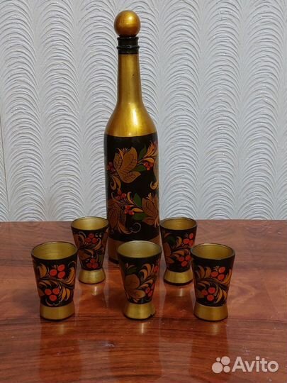 Бутылка стеклянная с деревянными стопками