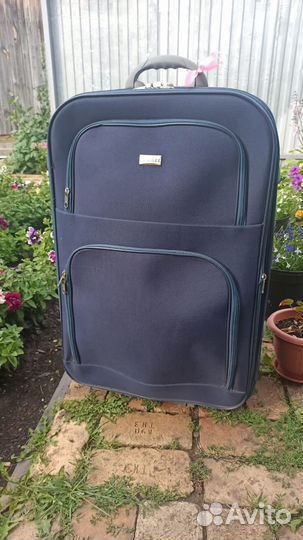Продам чемодан на колесах