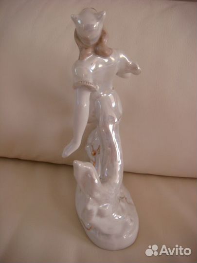 Фарфоровая статуэтка 