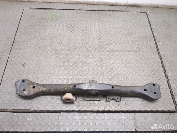 Балка под кпп Infiniti QX56, 2006