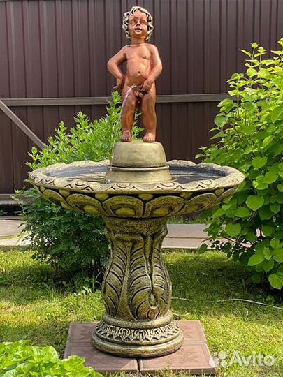 Скульптура фонтан писающий мальчик