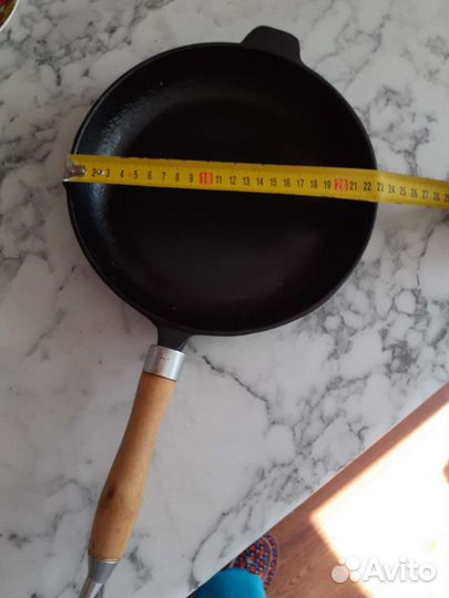 Чугунная сковорода с ручкой