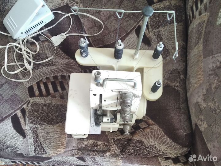 Продам оверлок 4 нитки. Полностью рабочий