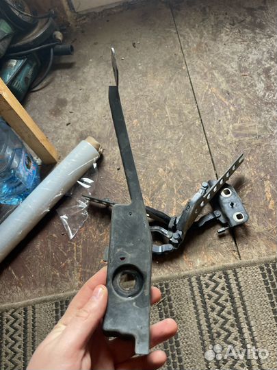 Накладка петли капота audi a8 d3