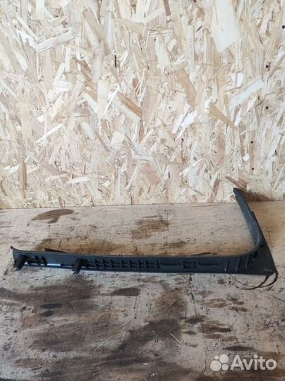 Накладка порога внутреняя правая Nissan Navara D40