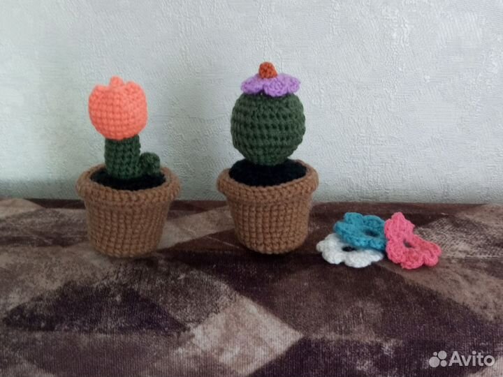 Цветочки в горшочках вязаные 11см