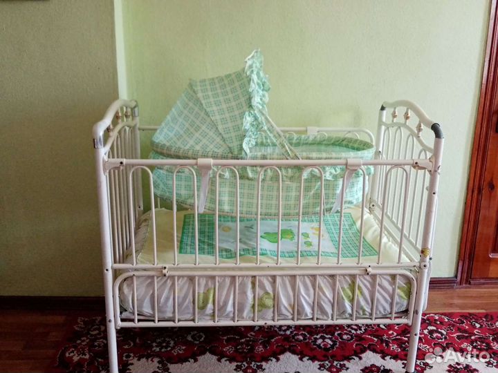 Детская кроватка с люлькой и матрасом