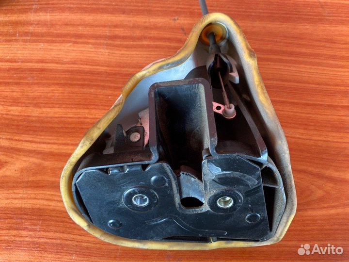 Замок сдвижной двери левый Vw Multivan T5 AXD 2008