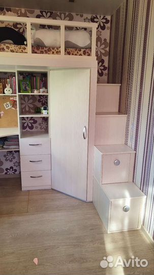 Детский уголок с кроватью и столом