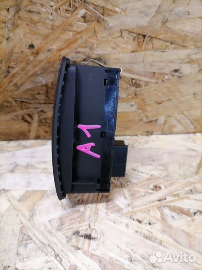 Кнопка аварийки Audi A1