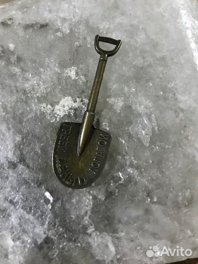 Денежный талисман Лопата