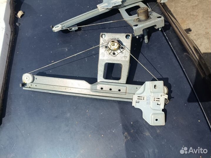 Задний стеклоподъёмник Renault Sandero