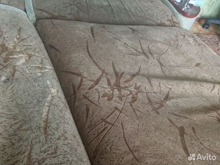 Отдам кресло , сбоку порвано кошкой обивка