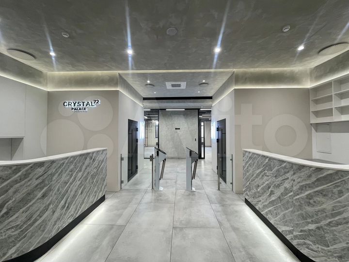 Здание, 1956 м²