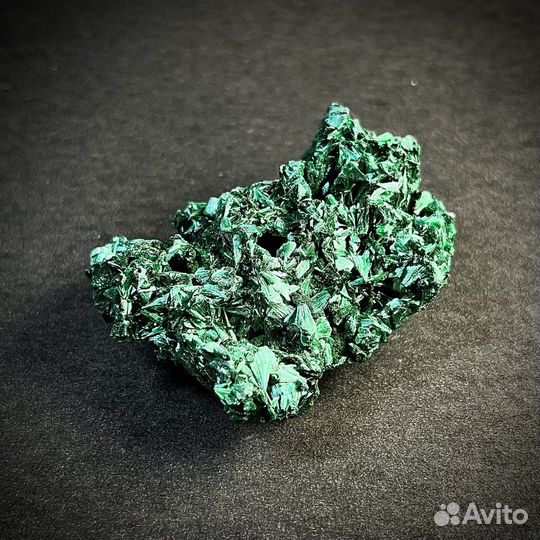 Зеленый малахит минерал наутральный камень