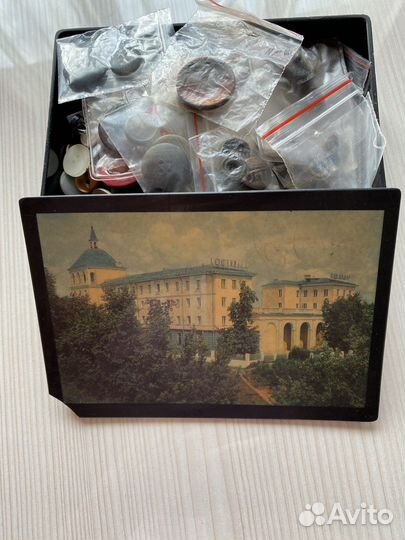 Много пуговиц, клепок, крючки