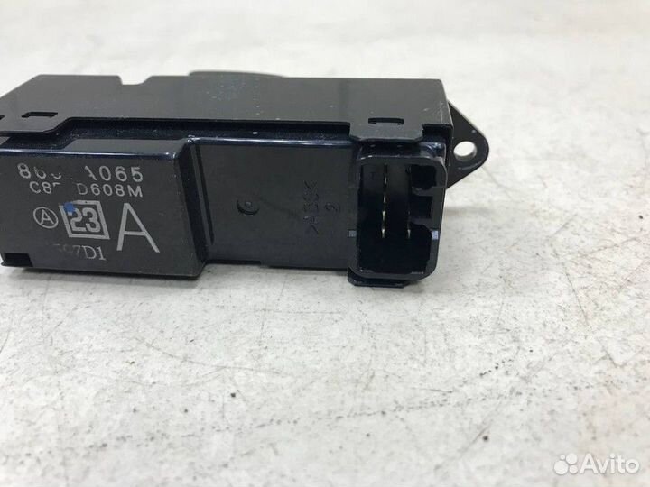 Кнопка стеклоподъемника передняя правая