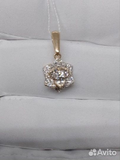 Золотая подвеска с камнем