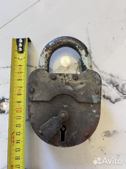 Навесной замок старинный