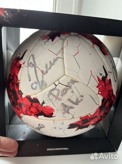 Мяч с автографами (Роналду, Рональдиньо и Роналдо)