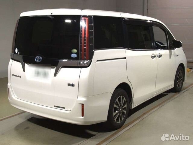 В разборе Toyota esquire 2018 год