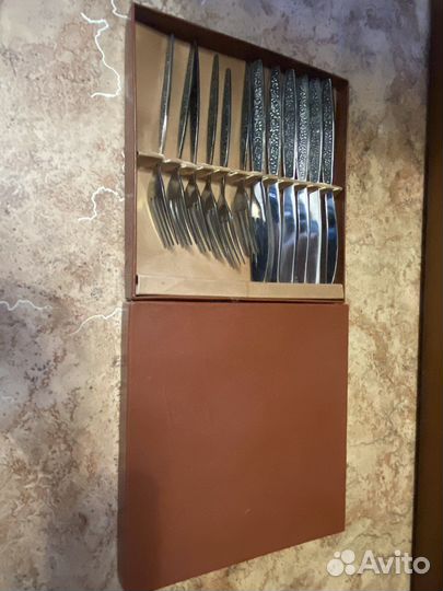 Набор из ножей и вилок