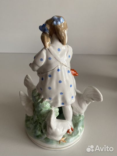 Девочка кормит кур, Дулево, 1961 г