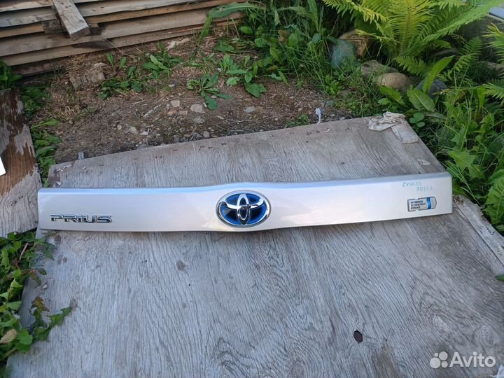 Накладка двери багажника Тойота prius ZVW30