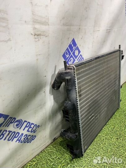 Радиатор охлаждения двигателя Renault Symbol седан
