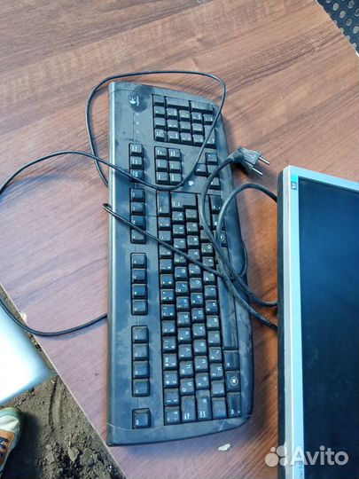 Монитор от компьютера и клавиатура