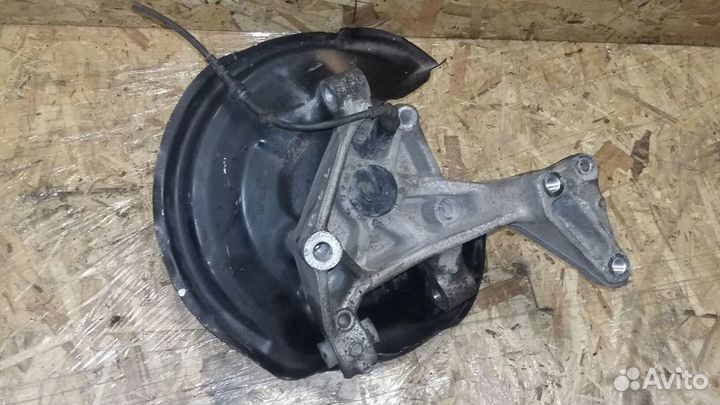 Кулак поворотный задний лев. VW Пассат В6
