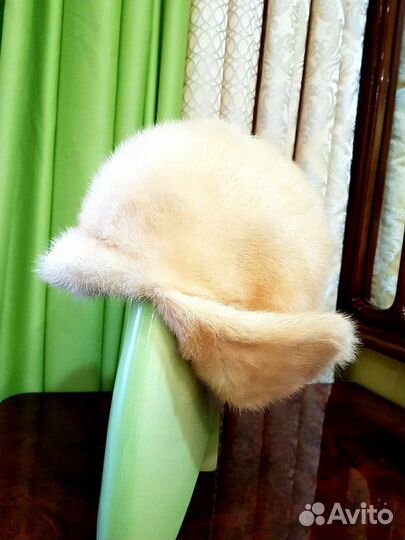 Норковая шапка с козырьком в идеальном состоянии