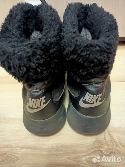 Ботинки Nike и Ботинки Ecco