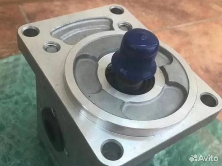 Насос линии управления Hitachi 9217993