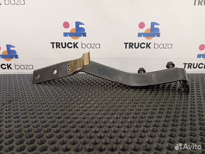 2430051 Кронштейн противошумного экрана правый