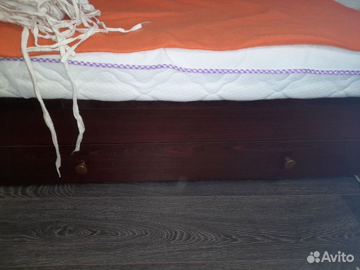 Детская кроватка с маятником и ящиком