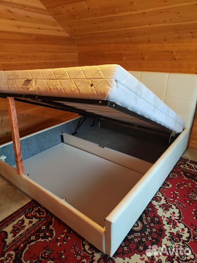 Кровать двуспальная с матрасом 160 200