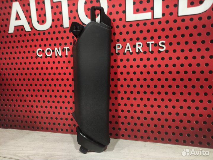 Обшивка стойки задней правой Porsche Macan 95B