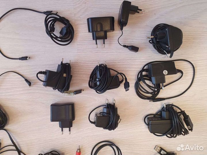 Зарядное устройство и наушники гарнитура телефона