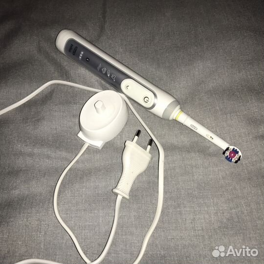 Электрическая зубная щётка Oral-B Genius 9000