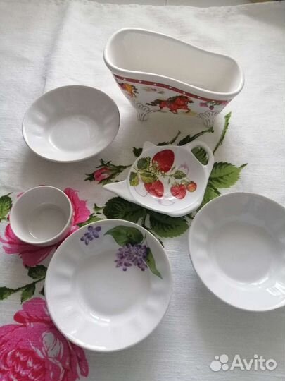 Фарфоровые розетки, солонка, подставка