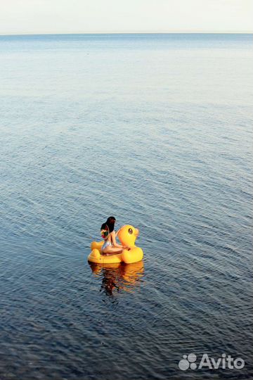 Эффектная шляпа с помпонами и сумочка с бусинами