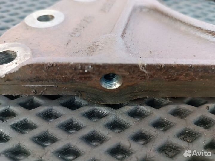 A4570111107 Крышка плиты двигателя